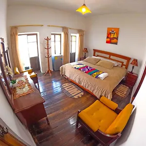 2* בית הארחה Colonial House